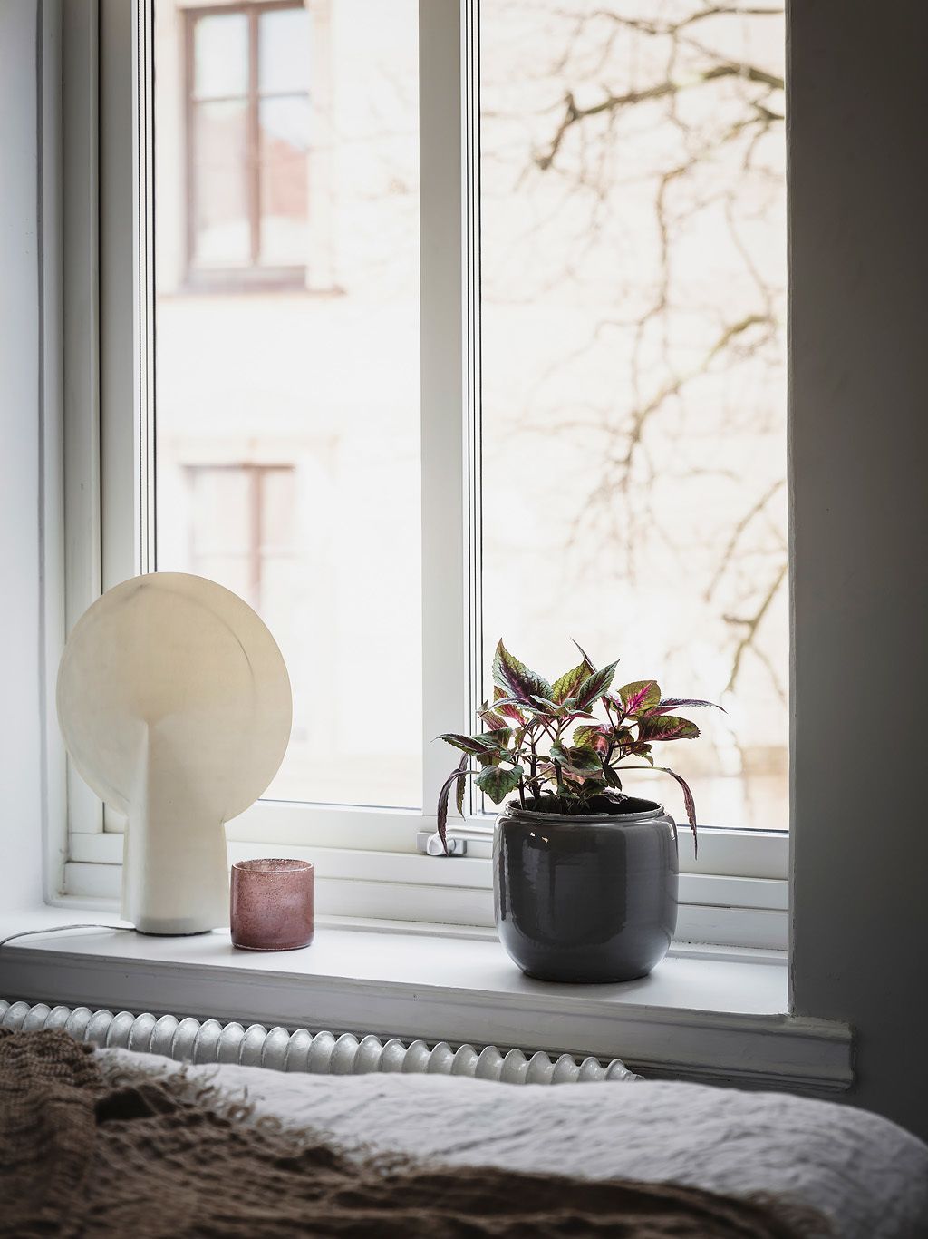 Pieni, herkän harmaa makuuhuone 